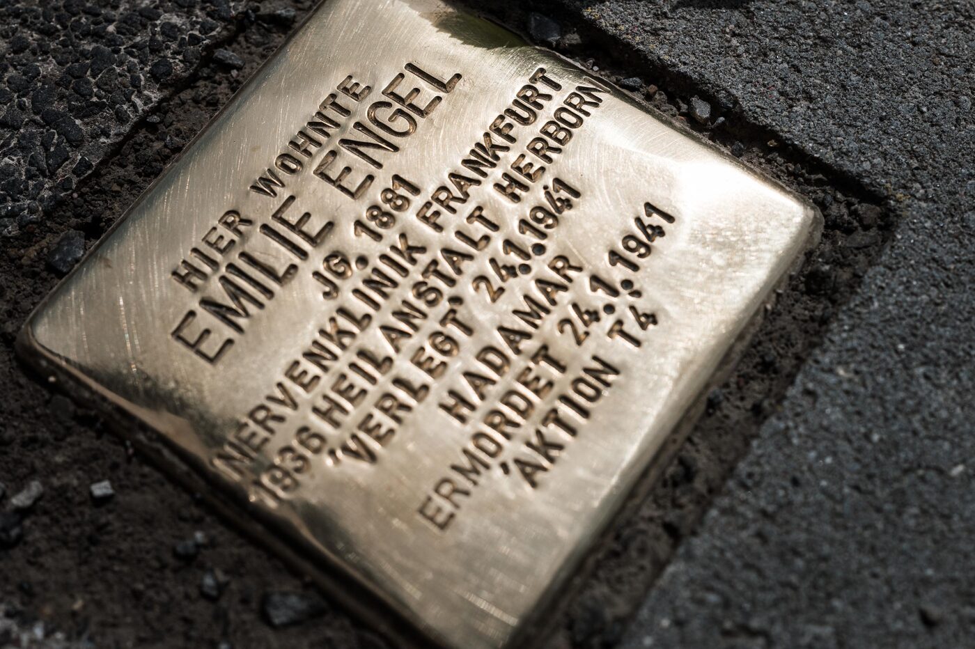 Der Stolperstein für Emilie Engel in Nahaufnahme.